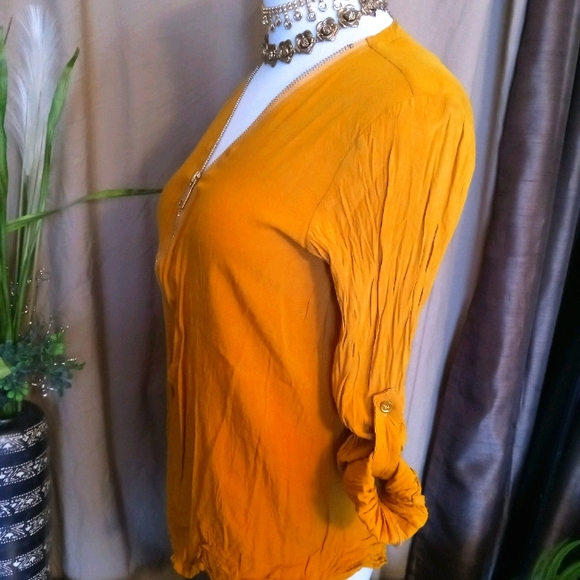 Cute zip up top - Picture 3 of 4